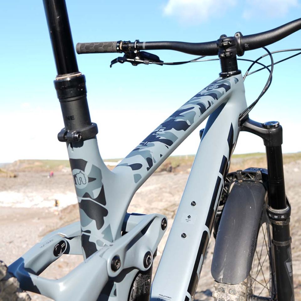 Frame Skinz Camouflage biela