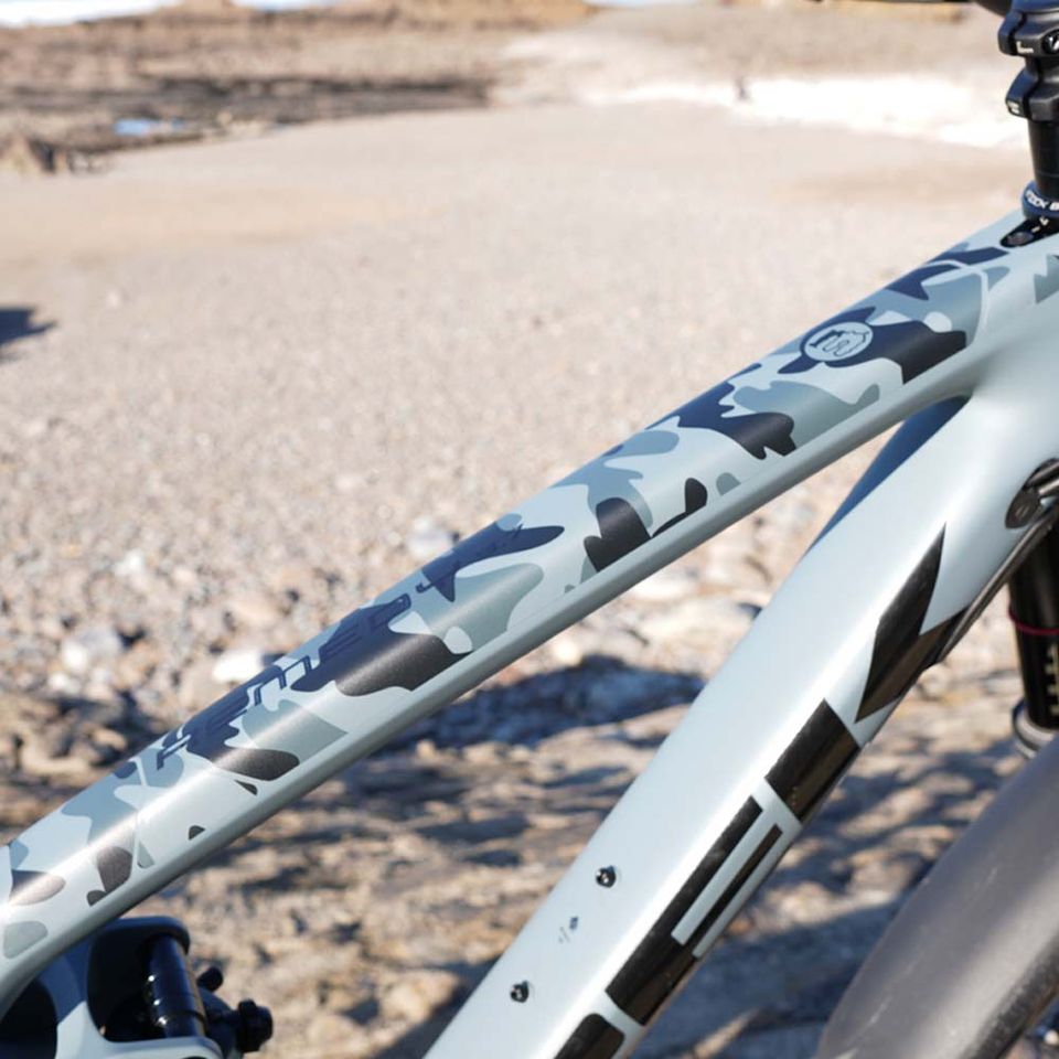 Frame Skinz Camouflage biela